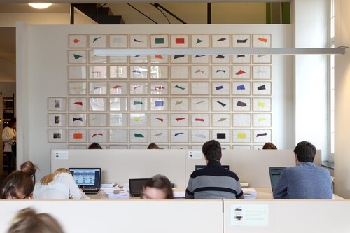 Installatiezicht 'Entre nous quelque chose se passe…' in College De Valk. Foto: Dirk Pauwels