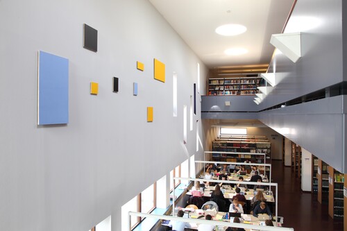 Installatiezicht 'Entre nous quelque chose se passe…' in College De Valk. Foto: Dirk Pauwels