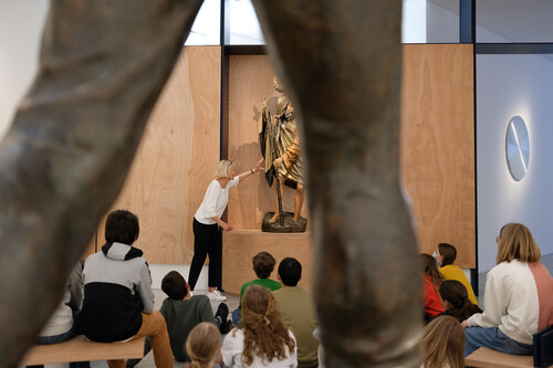 Leerlingen secundair onderwijs in tentoonstelling 'Neem je Tijd' in M Leuven