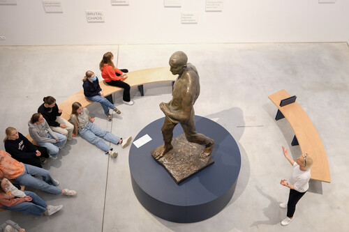 Leerlingen secundair onderwijs in tentoonstelling 'Neem je Tijd' in M Leuven