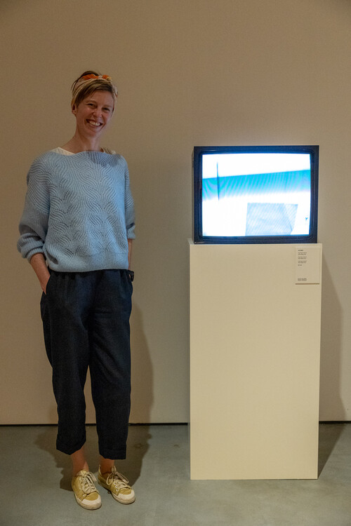 Zaalzicht 'De Tien', M Leuven, 2021, ‘Guy trap op trap af’, Guy Mees, 1970