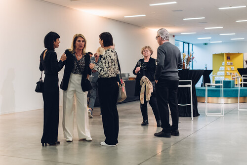 M-cenassen in gesprek tijdens de toast op de nieuwste tentoonstelling van M
