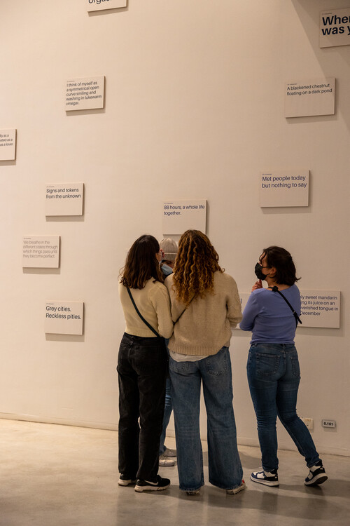 Jongeren in M Leuven in de tentoonstelling 'Neem je Tijd' tijdens Museumnacht