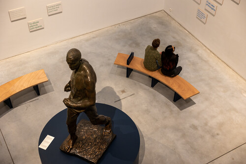 Bezoekers in tentoonstelling 'Neem je Tijd' in M Leuven