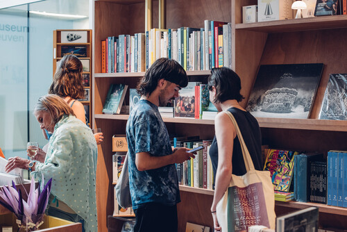 Bezoekers bekijken boeken in museumshop Barbóék in M