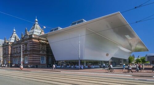 Stedelijk Museum Amsterdam, het historische gebouw (A.W. Weissman, 1895) en de nieuwbouw (ontworpen door Benthem Crouwel Architects)