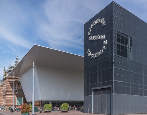 Stedelijk Museum Amsterdam, gezien vanaf de Van Baerlestraat