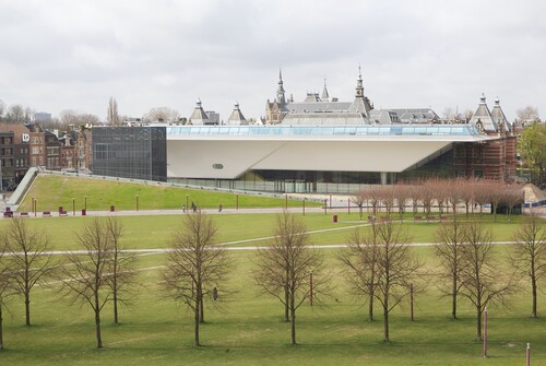 Stedelijk Museum Amsterdam, gezien vanaf het Museumplein