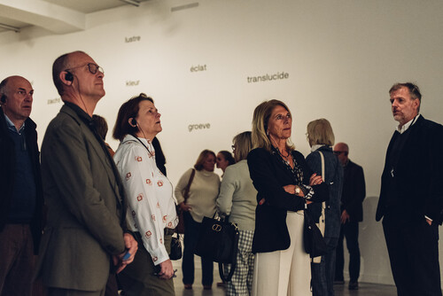 Bezoekers krijgen rondleiding door de tentoonstelling 'Albast' in M Leuven