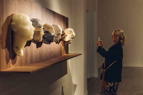 Bezoekers krijgen rondleiding door de tentoonstelling 'Albast' in M Leuven