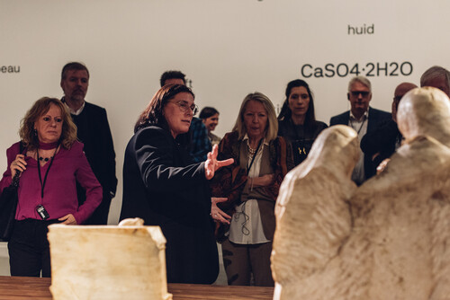 Bezoekers krijgen rondleiding door de tentoonstelling 'Albast' in M Leuven