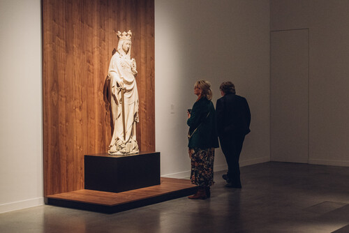 Bezoekers krijgen rondleiding door de tentoonstelling 'Albast' in M Leuven