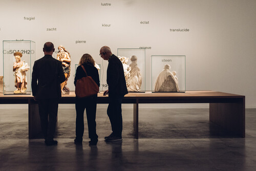 Bezoekers krijgen rondleiding door de tentoonstelling 'Albast' in M Leuven