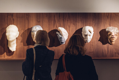 Bezoekers krijgen rondleiding door de tentoonstelling 'Albast' in M Leuven
