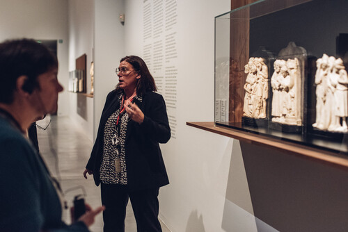 Bezoekers krijgen rondleiding door de tentoonstelling 'Albast' in M Leuven