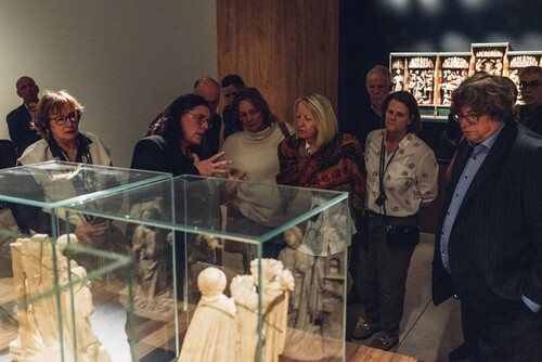 Bezoekers krijgen rondleiding door de tentoonstelling 'Albast' in M Leuven