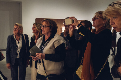 Bezoekers krijgen rondleiding door de tentoonstelling 'Albast' in M Leuven