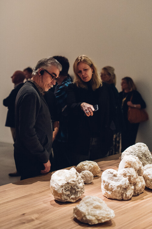 Bezoekers krijgen rondleiding door de tentoonstelling 'Albast' in M Leuven