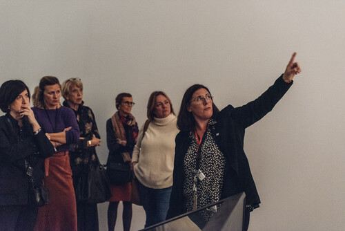 Bezoekers krijgen rondleiding door de tentoonstelling 'Albast' in M Leuven