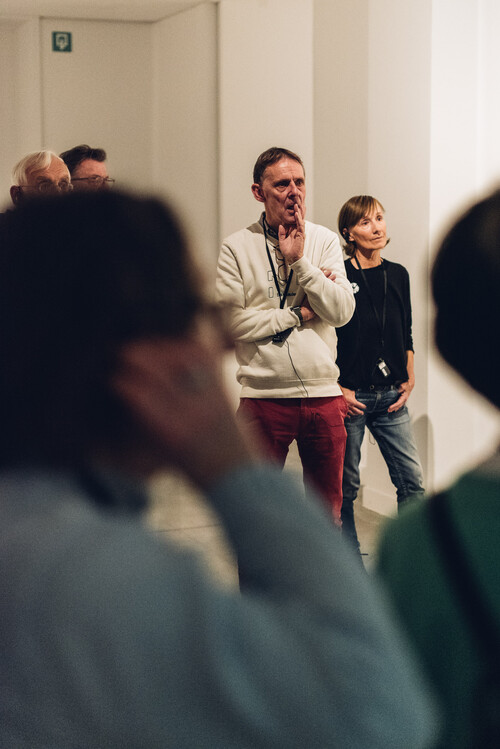 M-bassadeurs worden gegidst door de tentoonstelling 'Albast' in M Leuven