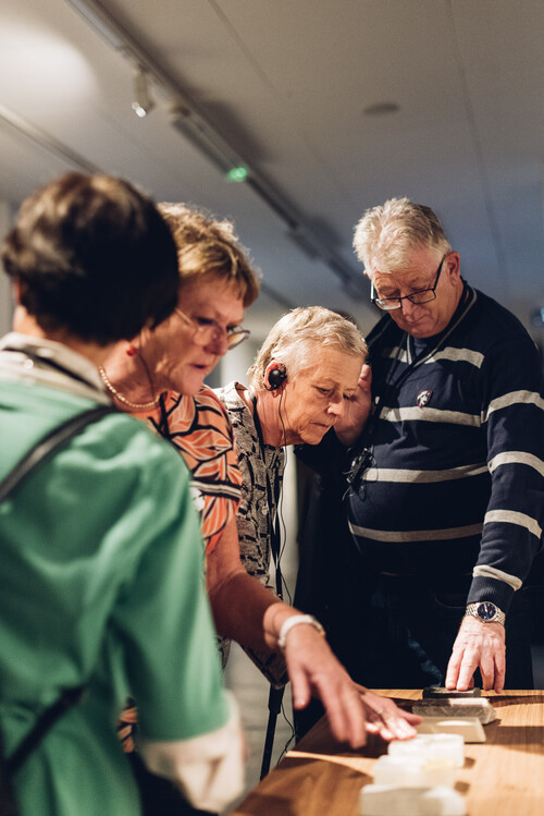 Bezoekers worden gegidst door de tentoonstelling 'Albast' in M