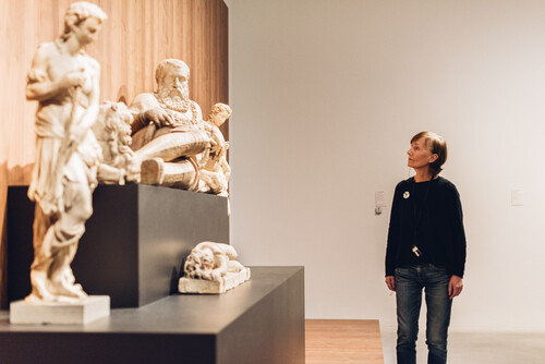 M-bassadeurs worden gegidst door de tentoonstelling 'Albast' in M Leuven
