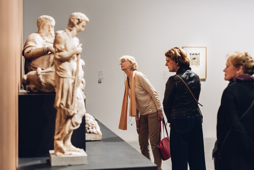 M-bassadeurs worden gegidst door de tentoonstelling 'Albast' in M Leuven