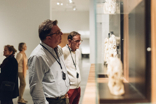 M-bassadeurs worden gegidst door de tentoonstelling 'Albast' in M Leuven