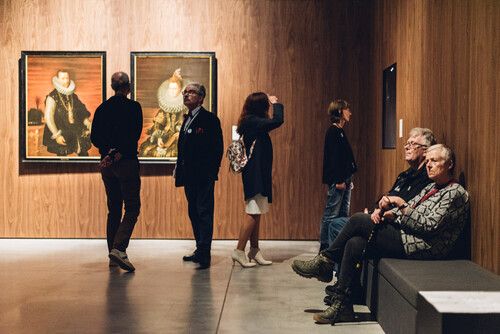 M-bassadeurs worden gegidst door de tentoonstelling 'Albast' in M Leuven