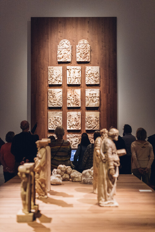M-bassadeurs worden gegidst door de tentoonstelling 'Albast' in M Leuven