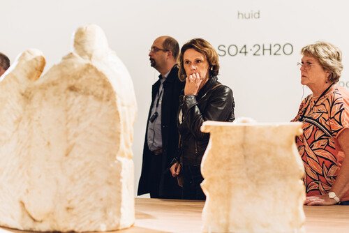 M-bassadeurs worden gegidst door de tentoonstelling 'Albast' in M Leuven