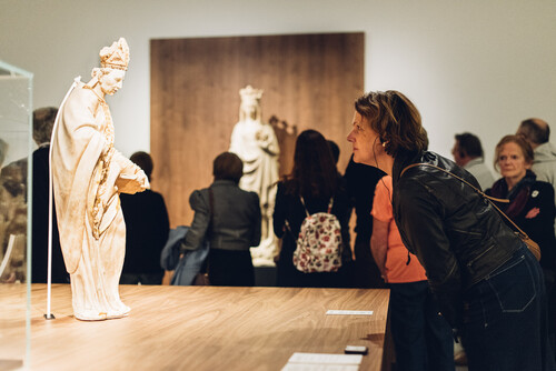 M-bassadeurs worden gegidst door de tentoonstelling 'Albast' in M Leuven