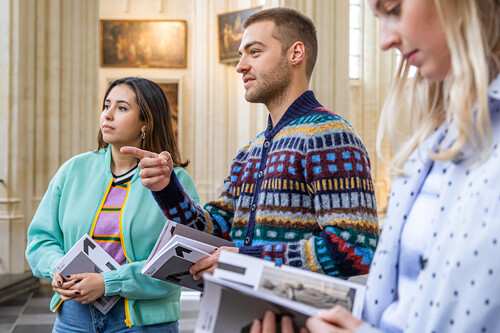 Bezoekers in de Sint-Pieterskerk van Leuven in de tentoonstelling rond Dieric Bouts