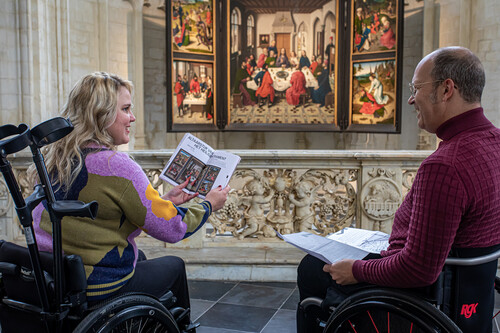 Bezoekers met een beperking voor 'Het Laatste Avondmaal' van Dieric Bouts in de Sint-Pieterskerk