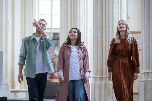 Bezoekers in de Sint-Pieterskerk van Leuven in de tentoonstelling rond Dieric Bouts