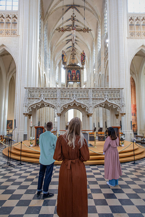 Bezoekers in de Sint-Pieterskerk van Leuven in de tentoonstelling rond Dieric Bouts