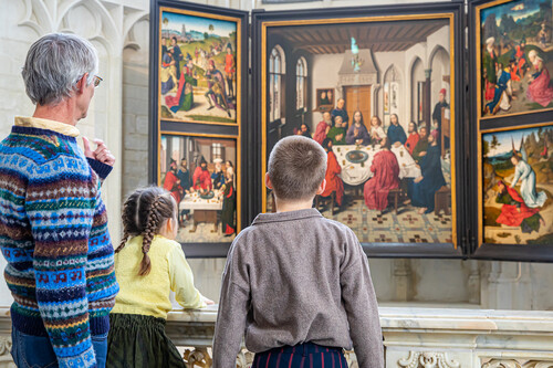 Bezoekers in de Sint-Pieterskerk van Leuven in de tentoonstelling rond Dieric Bouts