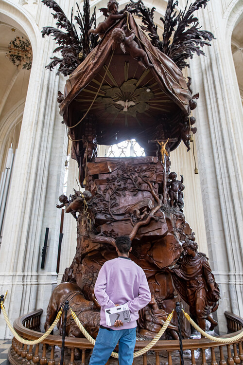 Bezoekers in de Sint-Pieterskerk van Leuven in de tentoonstelling rond Dieric Bouts