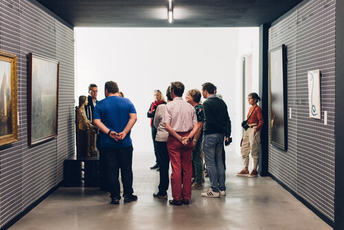 Bezoekers in tentoonstelling van M Leuven