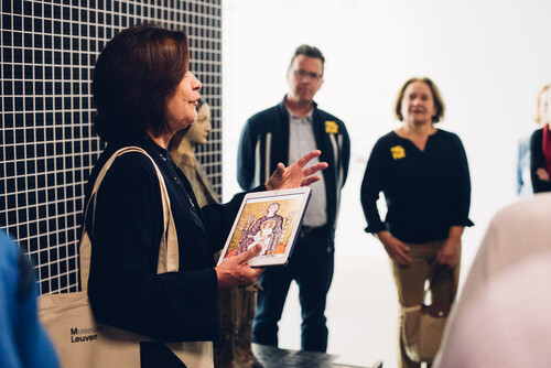 Bezoekers in een tentoonstelling van M Leuven