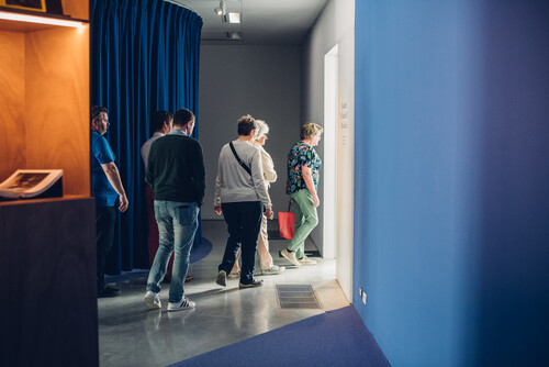 Bezoekers in tentoonstelling van M Leuven