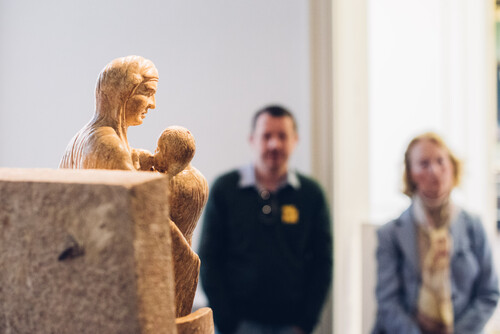 Bezoekers in tentoonstelling van M Leuven