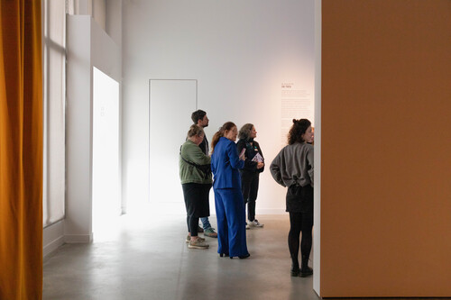 Bezoekers in tentoonstelling 'Dieric Bouts. Beeldenmaker' in M Leuven
