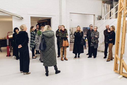 M-cenassen op bezoek bij een kunstenaar in haar atelier