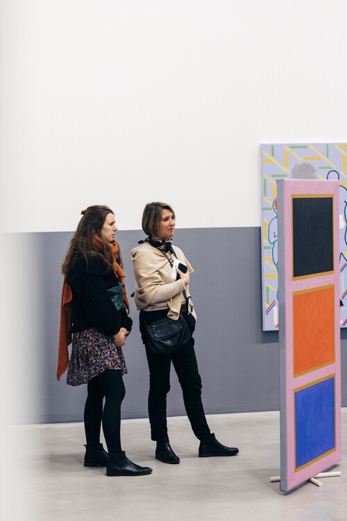 Bezoekers in de tentoonstelling van Leen Voet in M