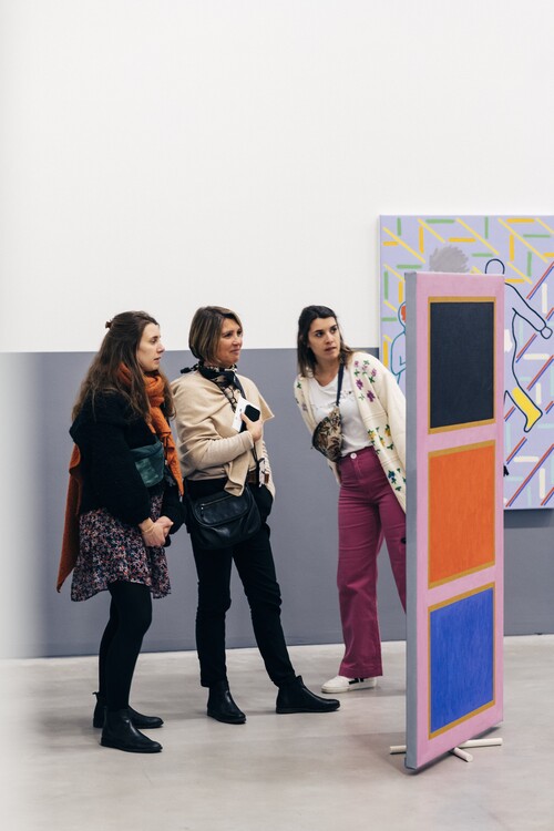 Bezoekers in de tentoonstelling van Leen Voet in M
