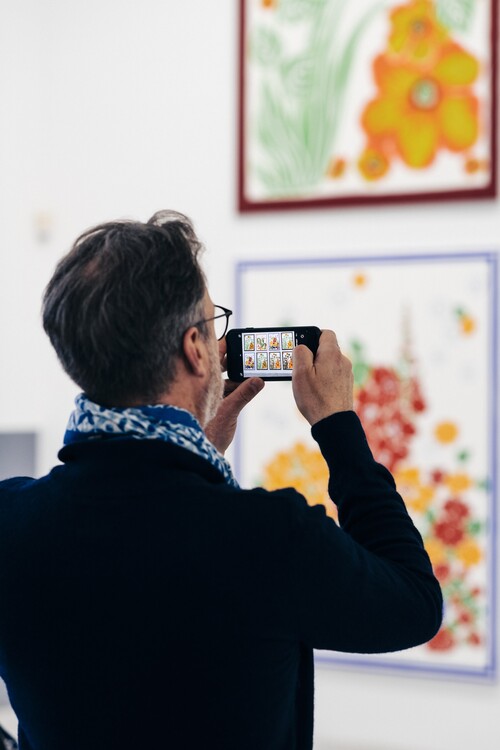 Bezoeker in de tentoonstelling van Leen Voet in M