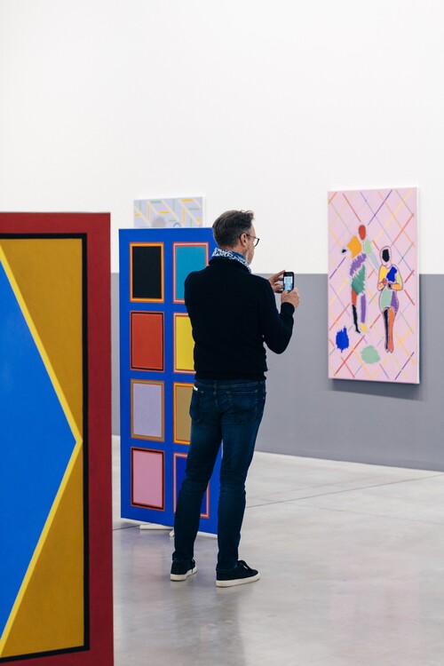 Bezoeker in de tentoonstelling van Leen Voet in M