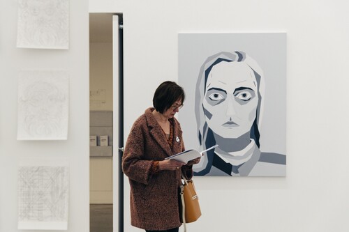 Bezoeker in de tentoonstelling van Leen Voet in M
