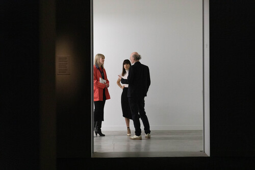 Bezoekers in de tentoonstellingszalen tijdens de opening